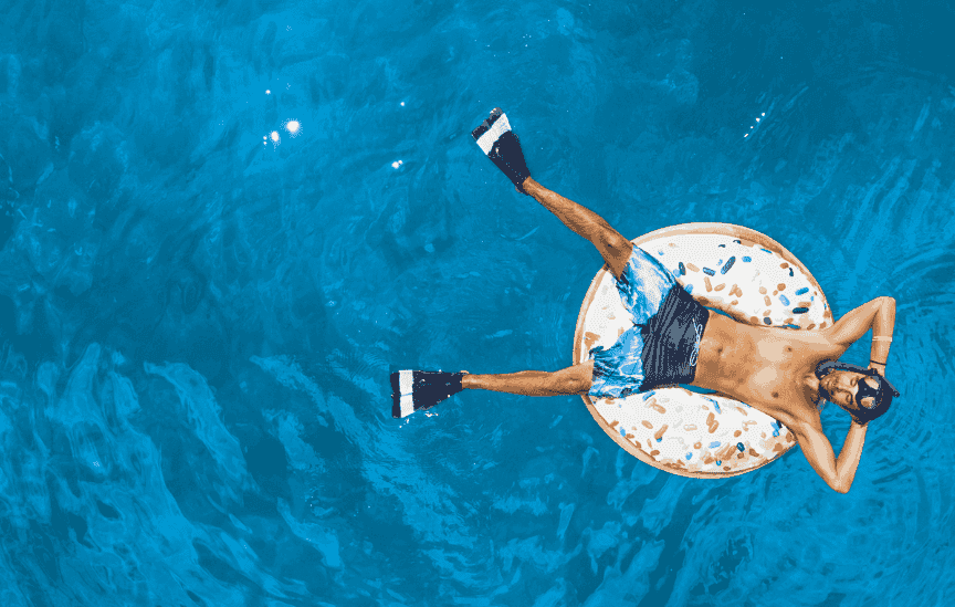 Med automatisering av din e-handel får du tid över till annat. Som att flyta runt på en uppblåsbar ring i en pool.