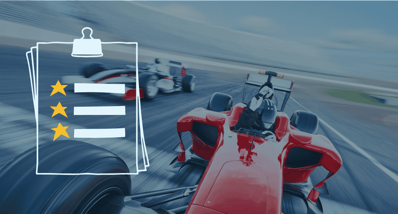 Formel1 bilar kör snabbt på bana.