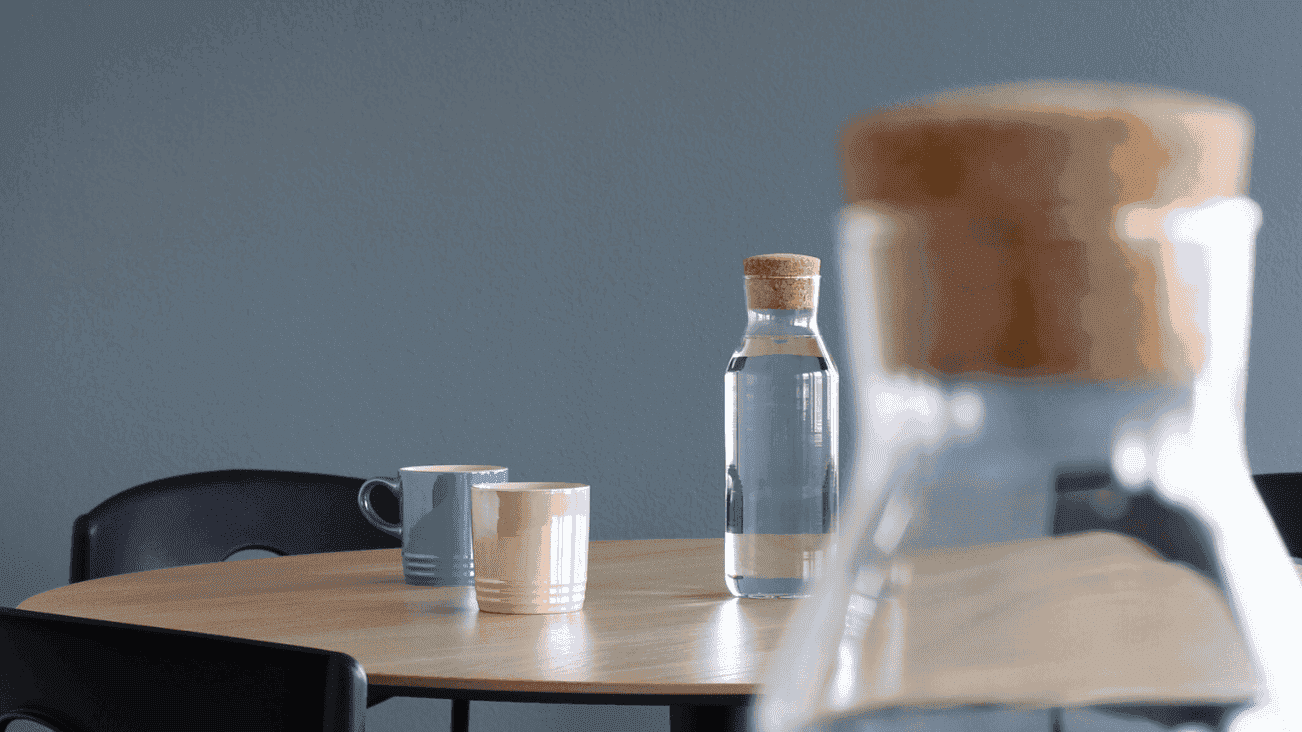 Rosa och blå kaffemuggar på ett mötesbord.png
