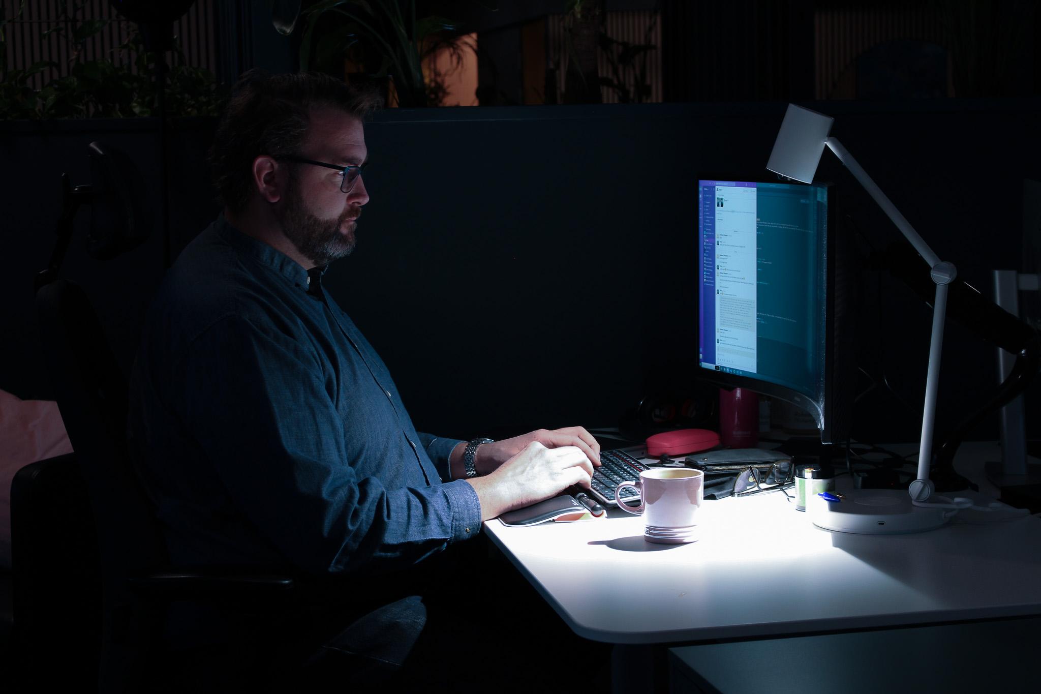 Person arbetar ergonomiskt framför dator.